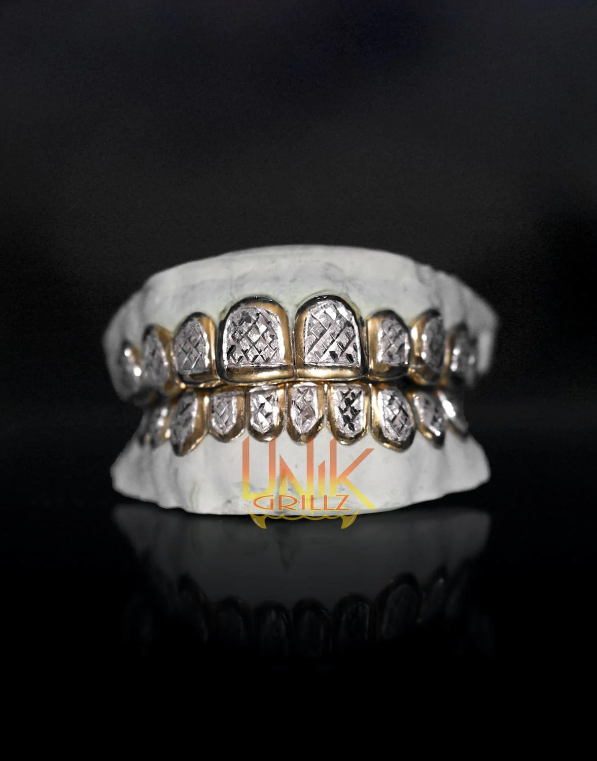 diamond-dust-diamond-cut-with-solid-outline-custom-grillz